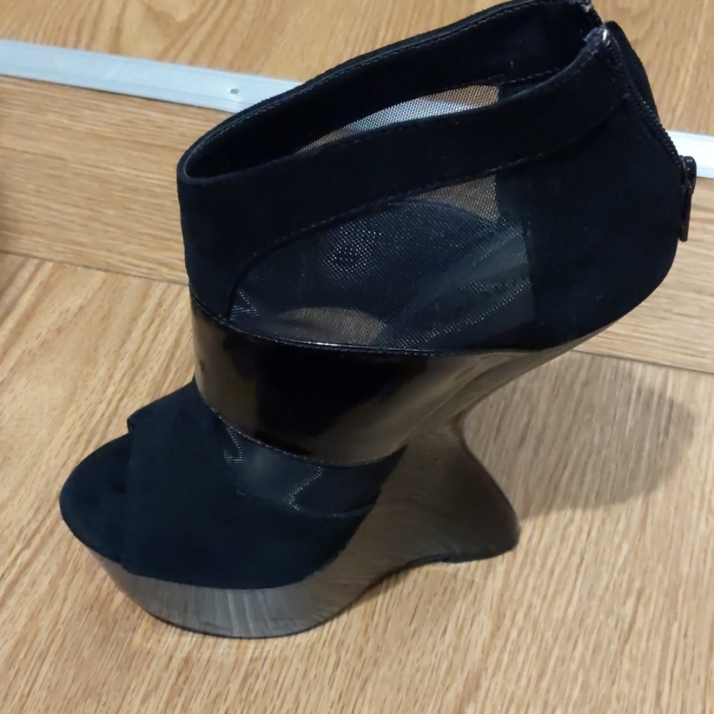 Black Pumps